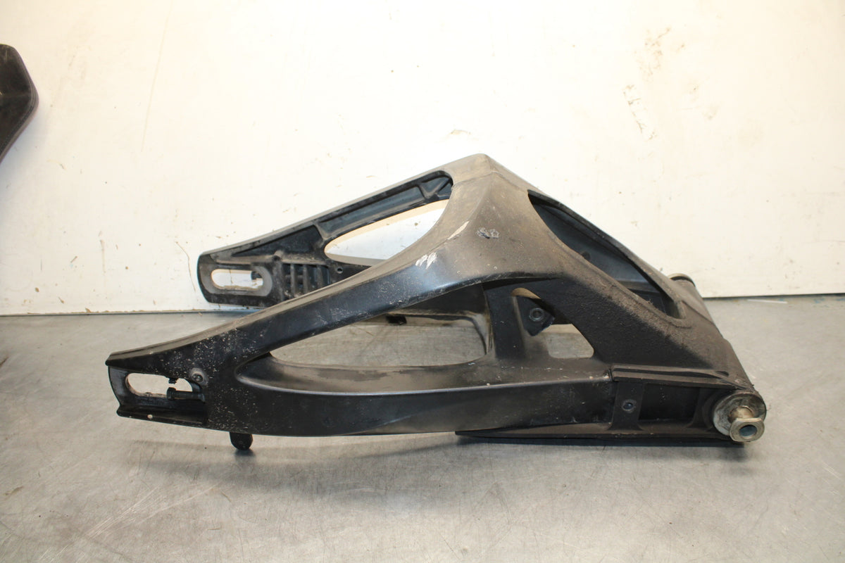 04-06 YAMAHA YZF R1 REAR SWINGARM BACK SWING ARM 5VY-22110-10-P0 BB659