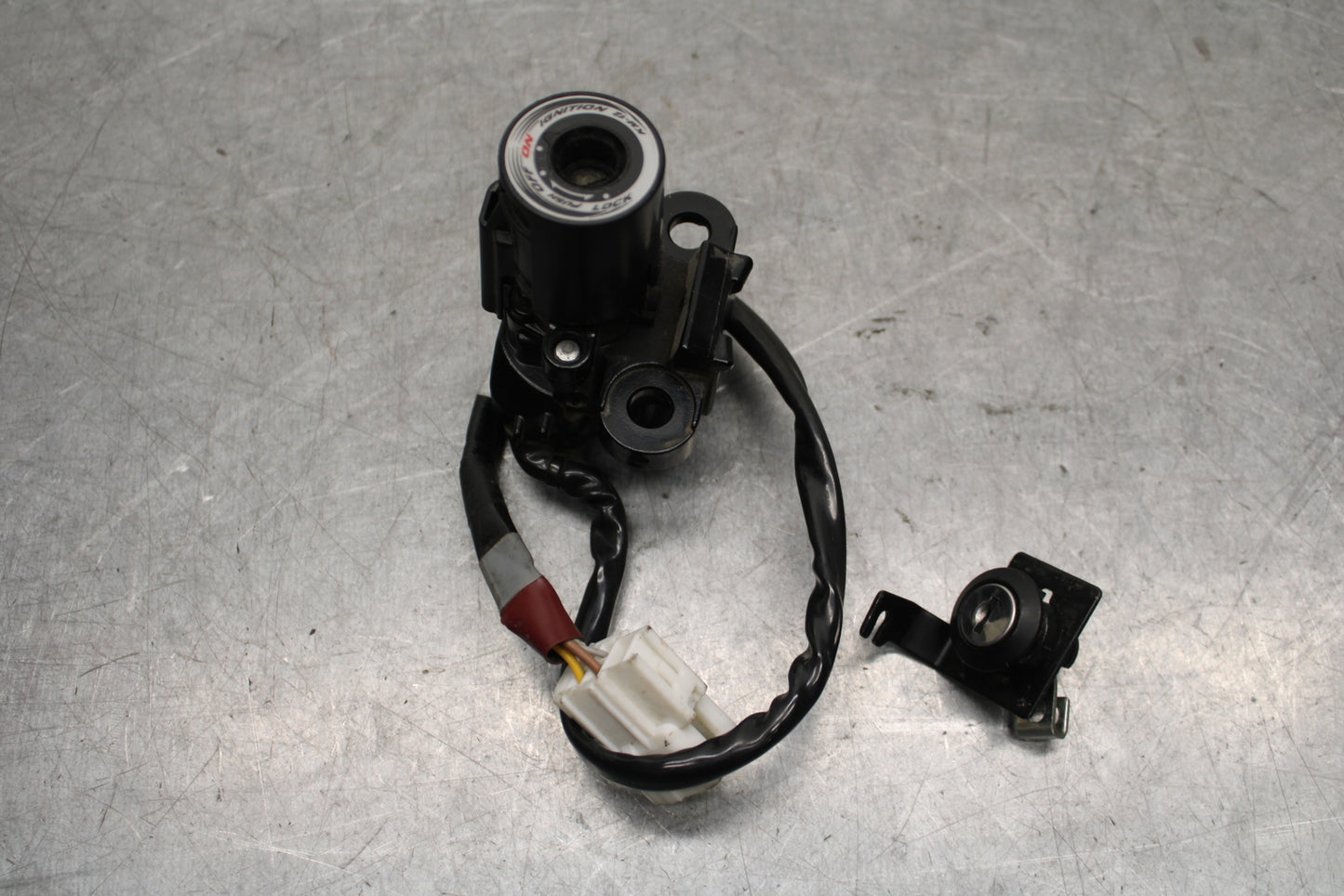 16 KAWASAKI NINJA ZX10R IGNITION LOCK  AND SEAT LOCK BB650