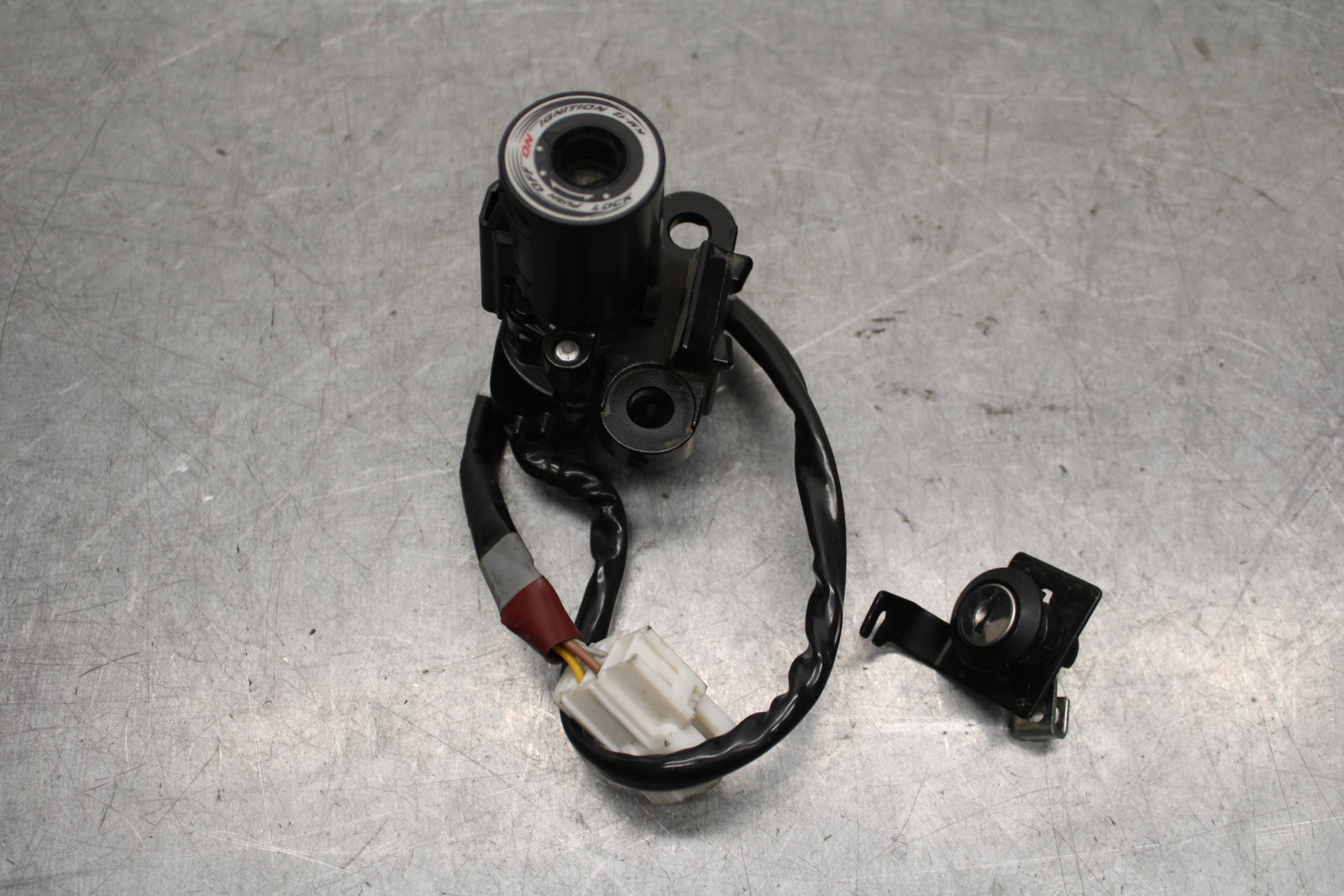 16 KAWASAKI NINJA ZX10R IGNITION LOCK  AND SEAT LOCK BB650