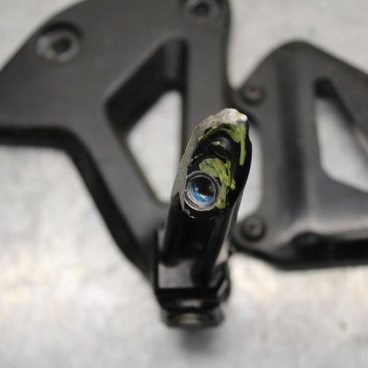 20 SUZUKI GSXR 1000 LEFT REARSET REAR SET DRIVER FOOT PEG REST STOP BB597