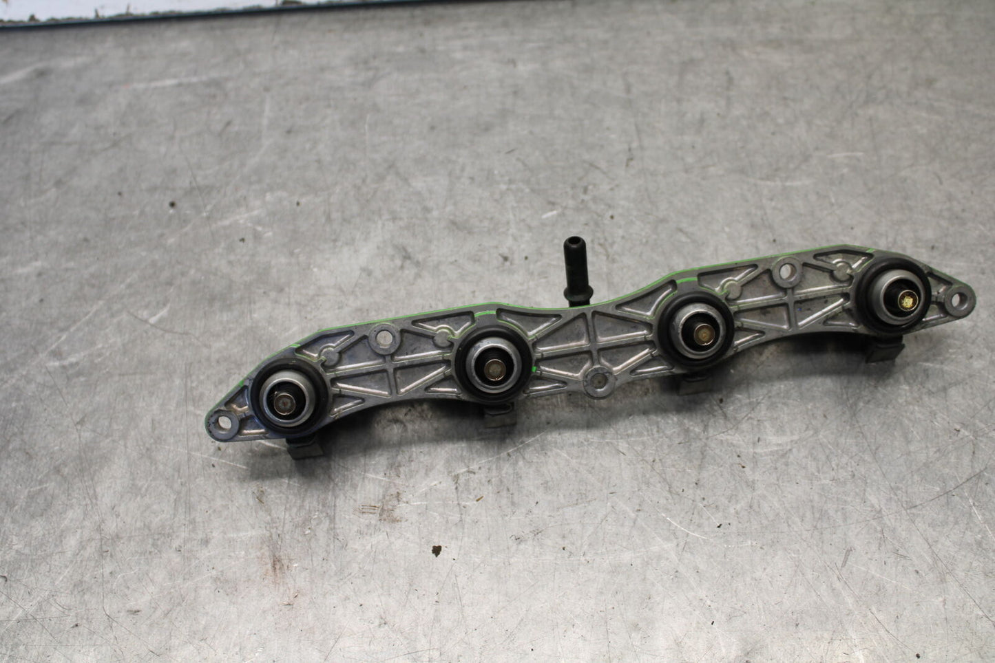 09-12 KAWASAKI NINJA ZX6R ZX600R SECONDARY FUEL INJECTORS TOP GAS RAIL BB656