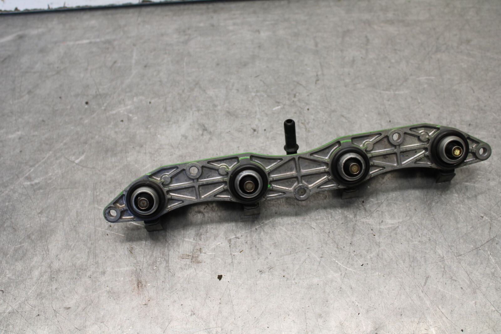 09-12 KAWASAKI NINJA ZX6R ZX600R SECONDARY FUEL INJECTORS TOP GAS RAIL BB656