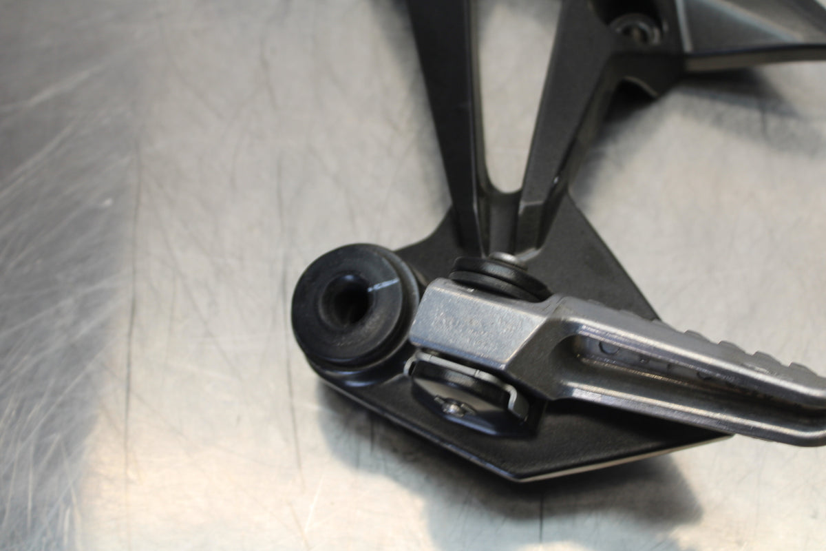 07 KAWASAKI Z1000 REAR BACK PASSENGER PEG SET PAIR BB148