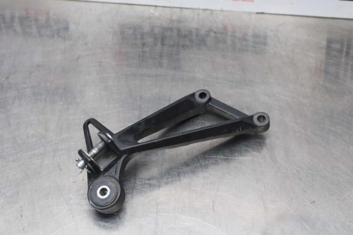 17-18 YAMAHA YZF R3 RIGHT REAR BACK PASSENGER PEG BB788