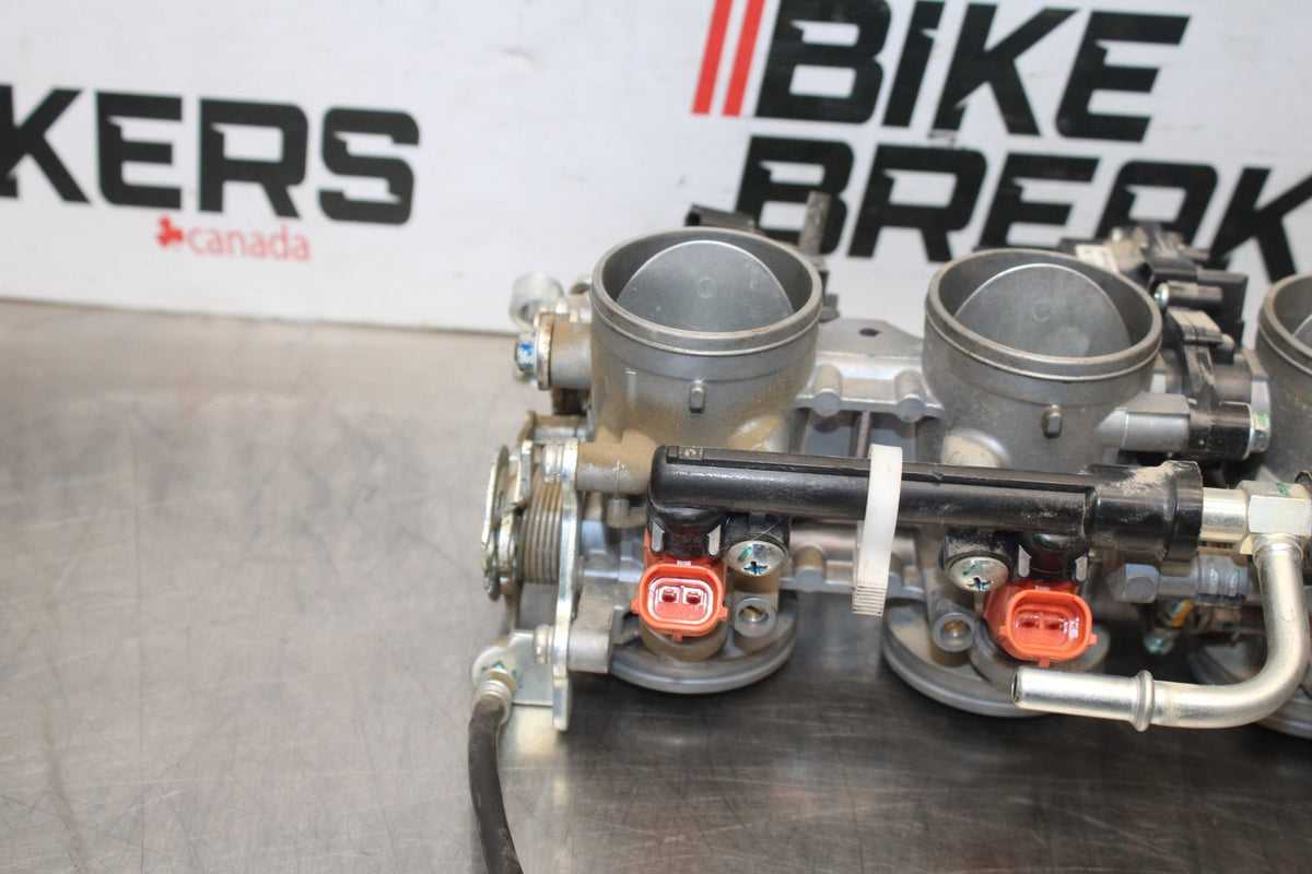 24-25 KAWASAKI NINJA ZX6R MAIN FUEL INJECTORS / THROTTLE BODIES BB785