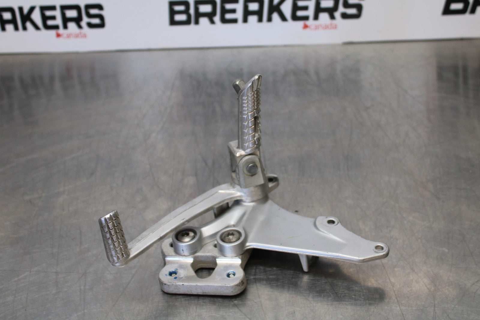 06-07 SUZUKI GSXR 600 RIGHT REARSET REAR SET DRIVER FOOT PEG REST STOP BB170