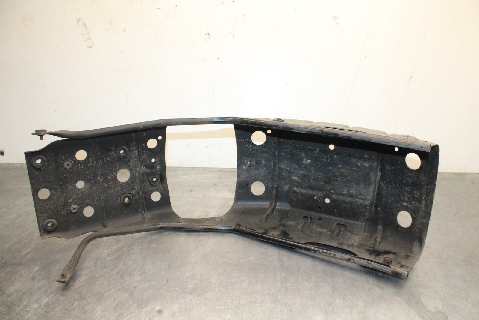 04 SUZUKI INTRUDER 800 REAR BACK FENDER SUPPORT FRAME SUBFRAME BB758
