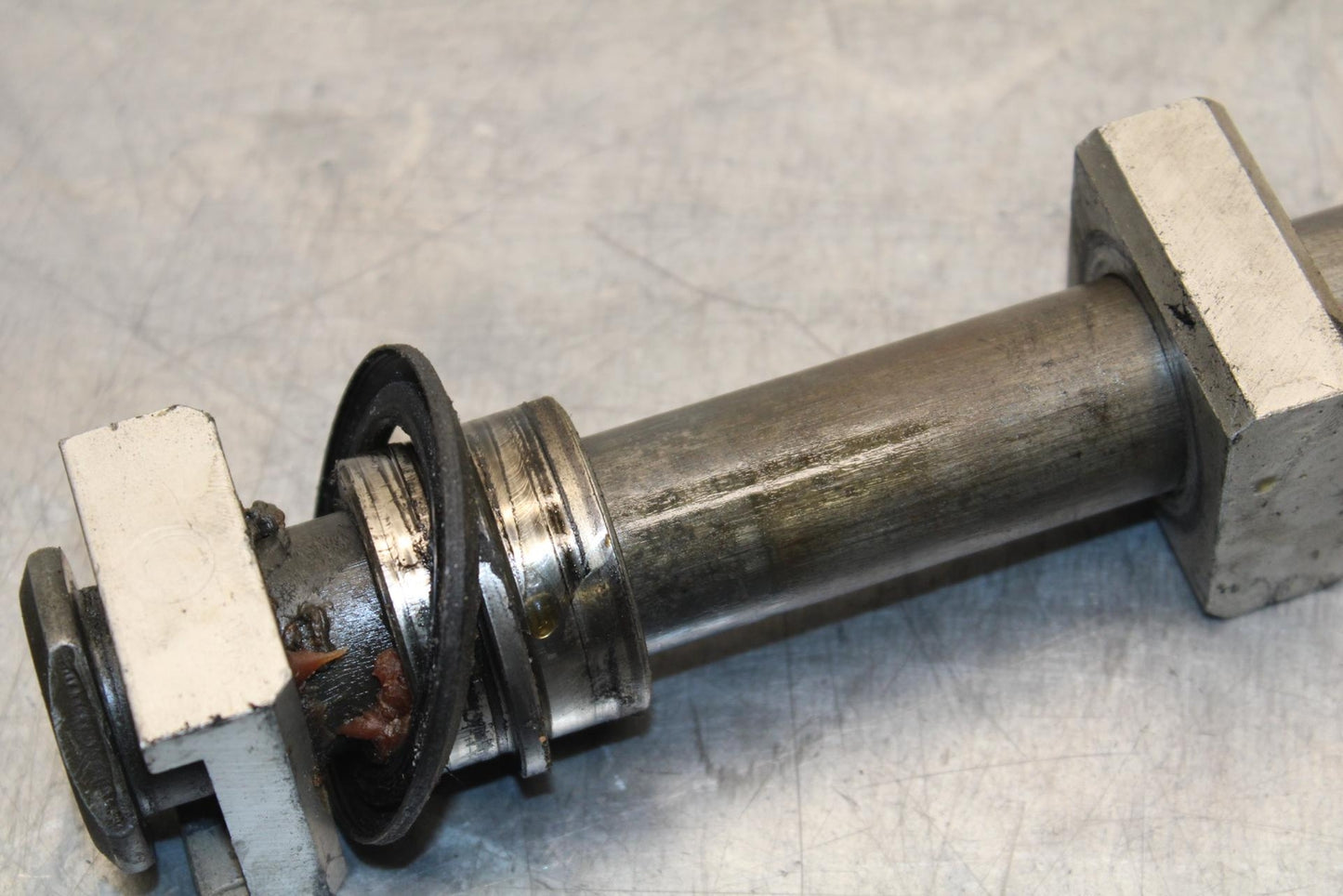 05 YAMAHA YZF R6S REAR AXLE BACK WHEEL RIM PIVOT BOLT AXEL BB600