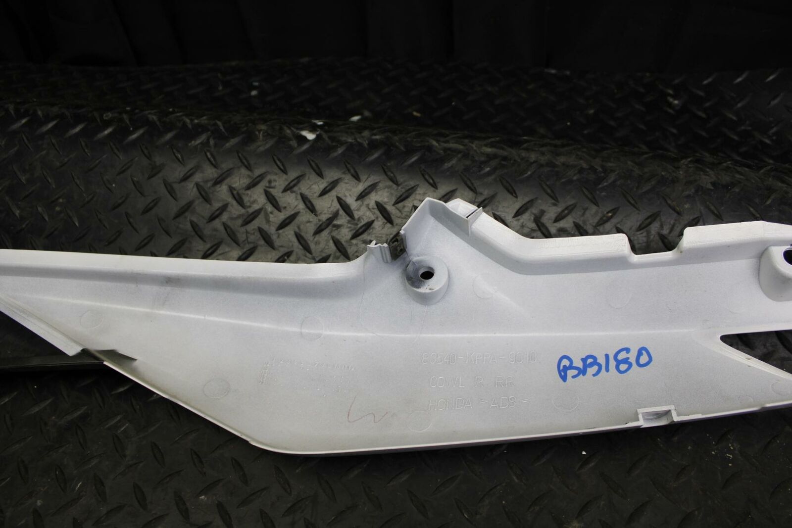 08 HONDA CBR125R RIGHT FRAME SIDE COVER COWL PANEL TRIM bb180