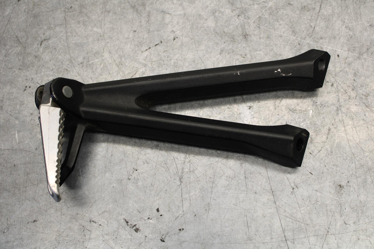 11-23 SUZUKI GSXR 750 REAR BACK PASSENGER PEG SET PAIR BB54