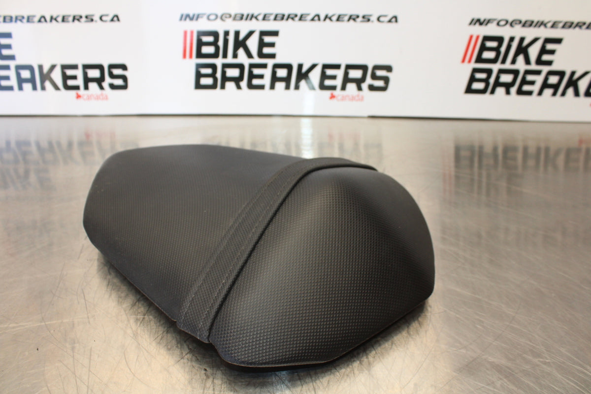 07 KAWASAKI Z1000 REAR BACK PASSENGER TANDEM SEAT PAD SADDLE PILLION BB148