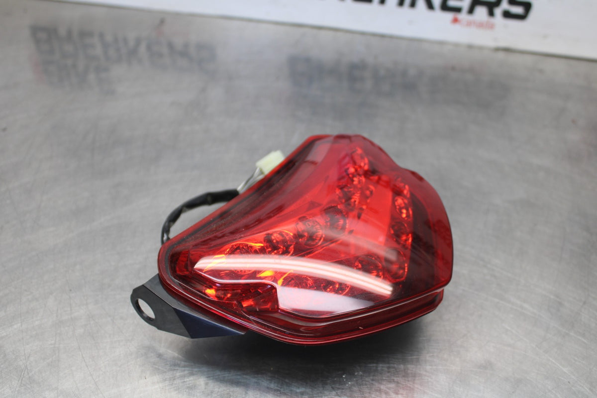 05 SUZUKI GSXR600 REAR TAIL TAILLIGHT BACK BRAKE LIGHT BB329