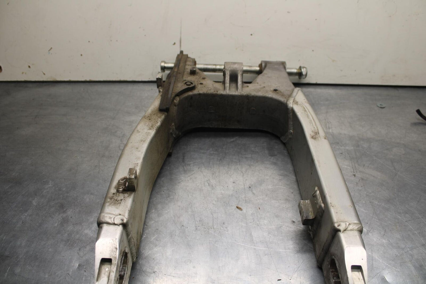 2004 Honda CBR600F4i REAR SWINGARM BACK SUSPENSION SWING ARM BB606