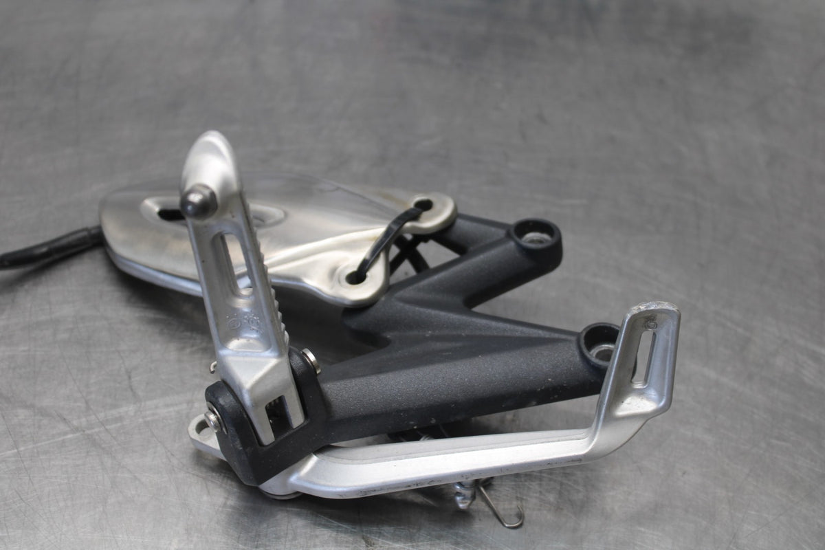 12 TRIUMPH STREET TRIPLE R RIGHT REARSET REAR SET DRIVER FOOT PEG STOP BB914