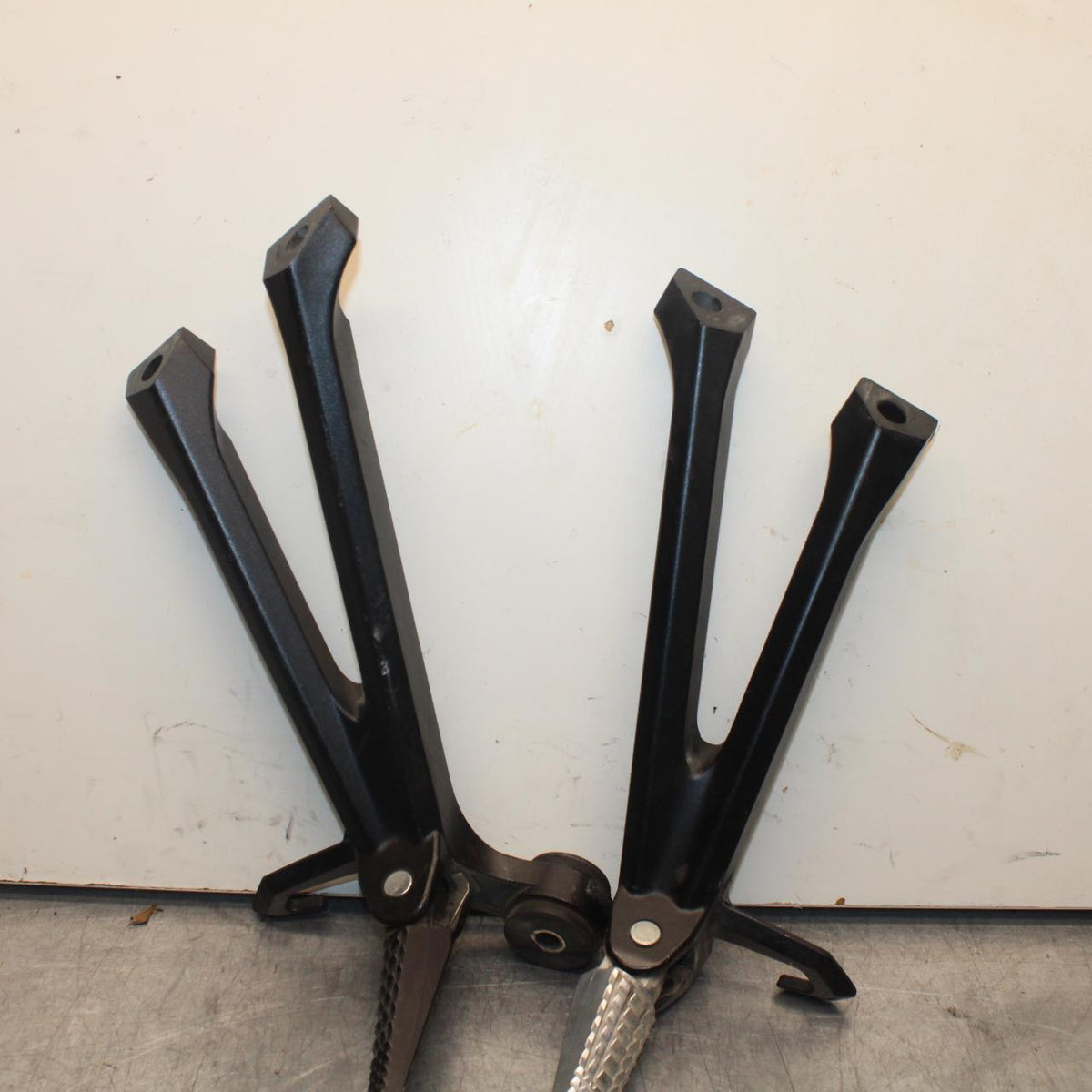 2011 Suzuki GSXR600 REAR BACK PASSENGER PEG SET PAIR BB602