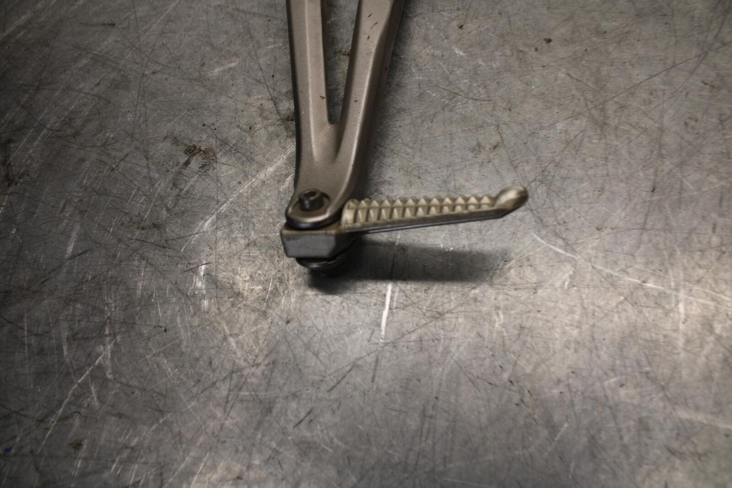 2007 Yamaha YZF R1 LEFT REAR PASSENGER PEG 5JJ-27431-10-00 5VY-2741L-00-00 BB523