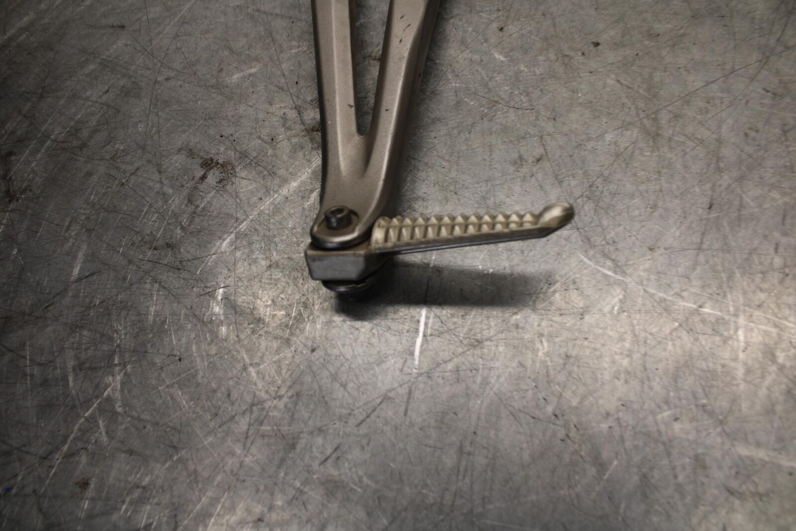 2007 Yamaha YZF R1 LEFT REAR PASSENGER PEG 5JJ-27431-10-00 5VY-2741L-00-00 BB523
