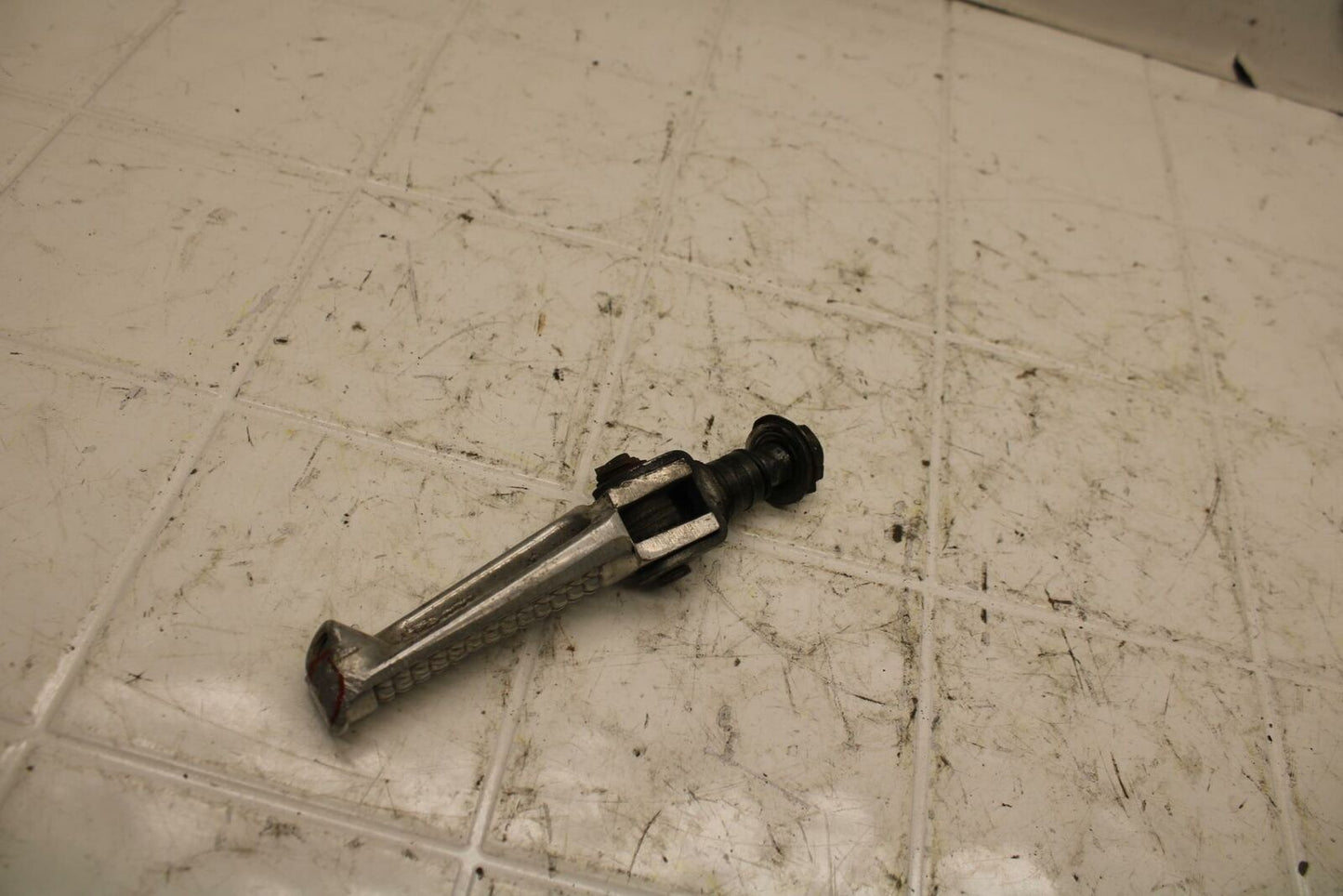 88-89 SUZUKI GSXR750J BB24 LEFT FRONT FOOT REST PEG STEP BB15
