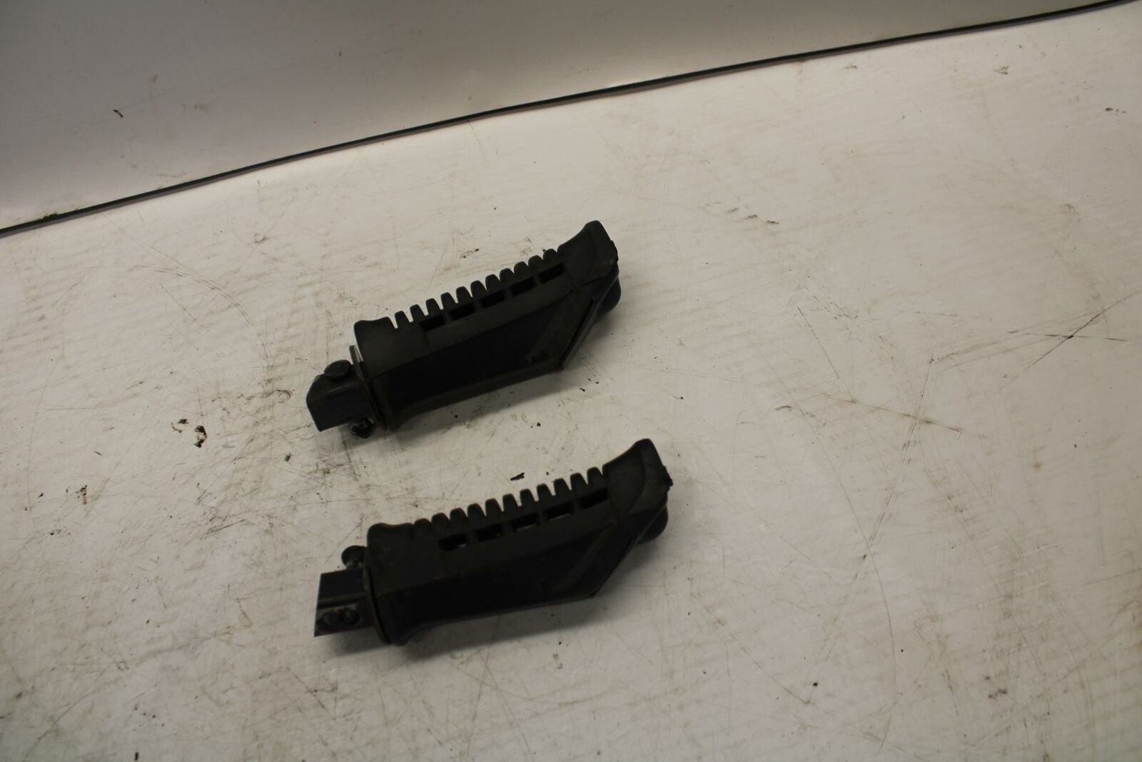 04-09 SUZUKI GS500F REAR BACK PASSENGER PEG SET PAIR BB261