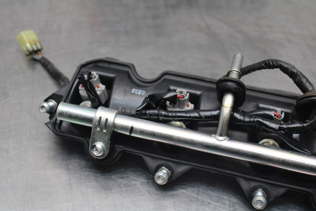 08-16 YAMAHA YZF R6 SECONDARY FUEL INJECTORS TOP AIRBOX GAS RAIL BB798