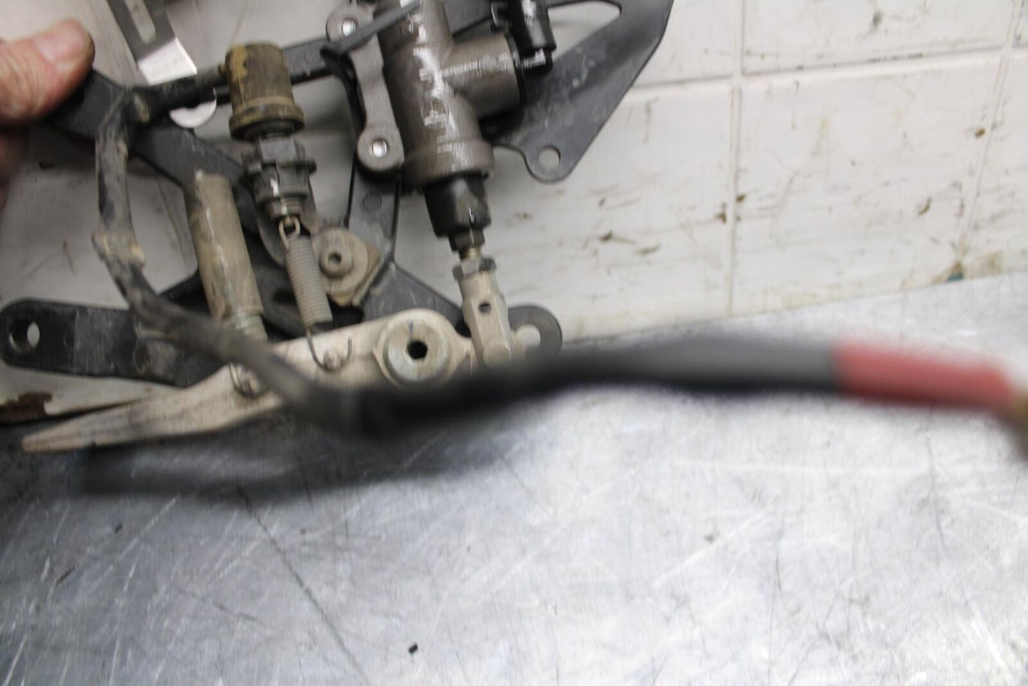 18 YAMAHA YZF R1  RIGHT REARSET REAR SET DRIVER FOOT PEG REST STOP BB473