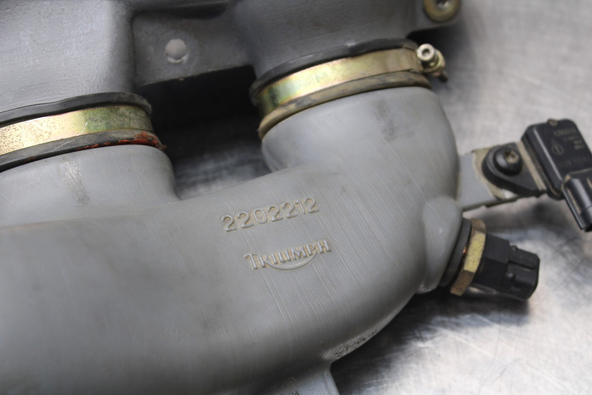 05 TRIUMPH ROCKET III AIR INTAKE DUCT TUBE BB186