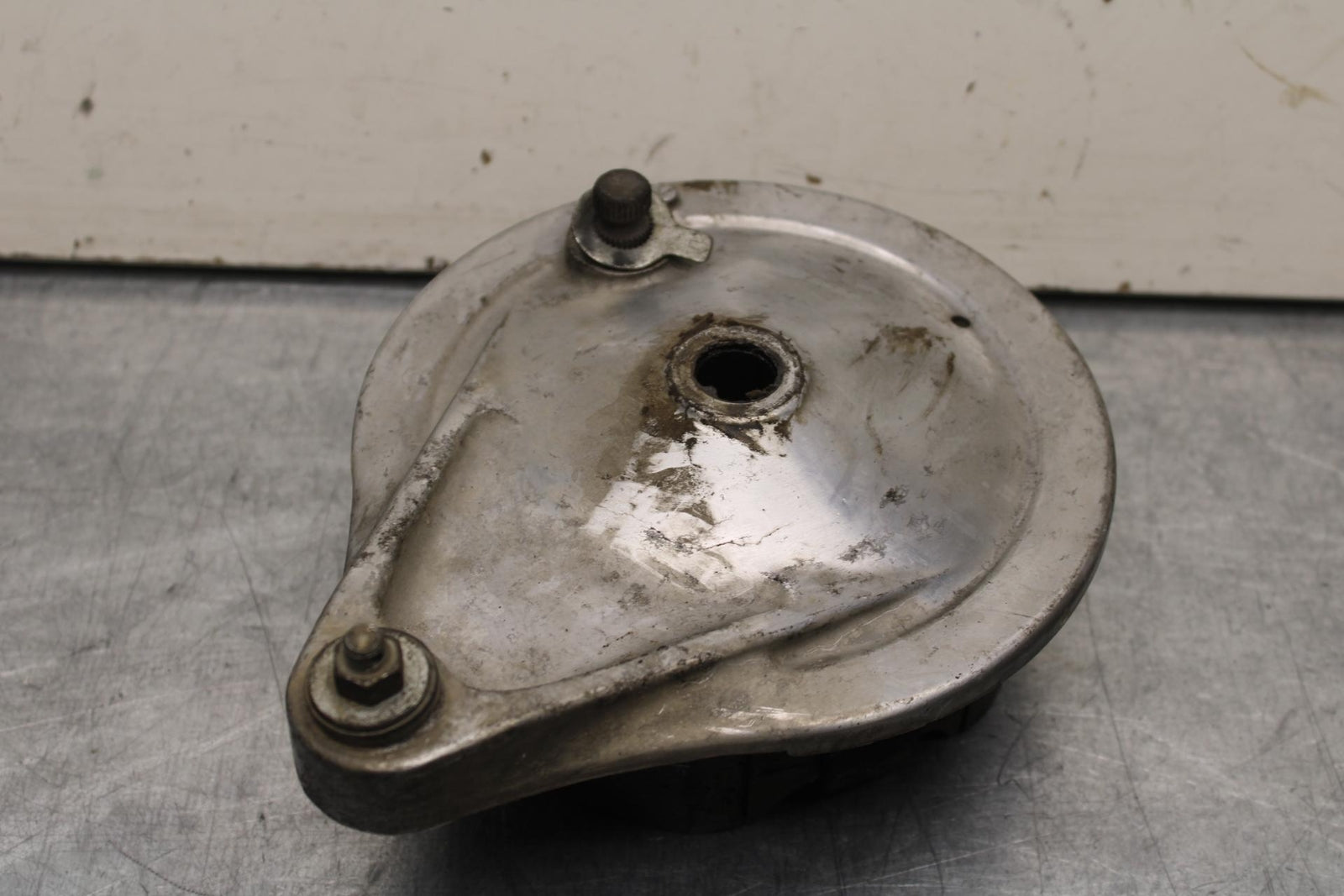 1985 Honda Shadow 500 VT500C REAR BACK BRAKE CALIPER W MOUNT BRACKET BB615