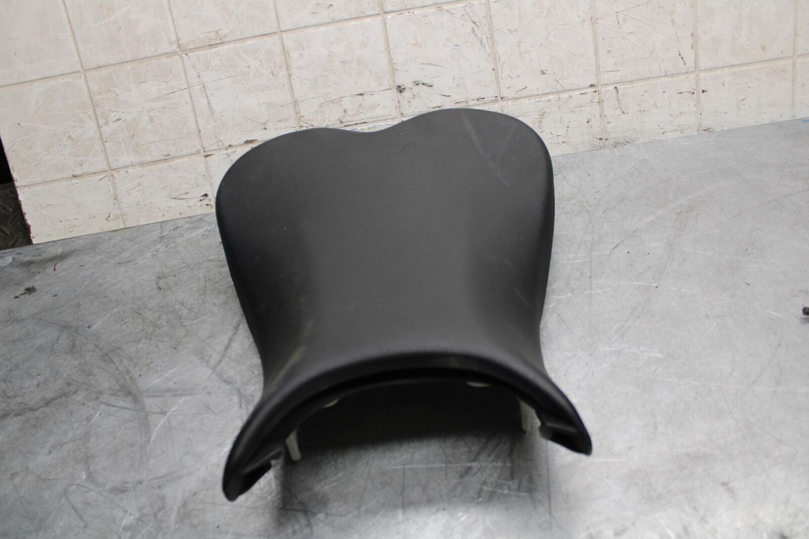 2007 Suzuki GSXR750 FRONT DRIVERS SEAT PAD SADDLE PILLION 45100-01H00-6BY BB546