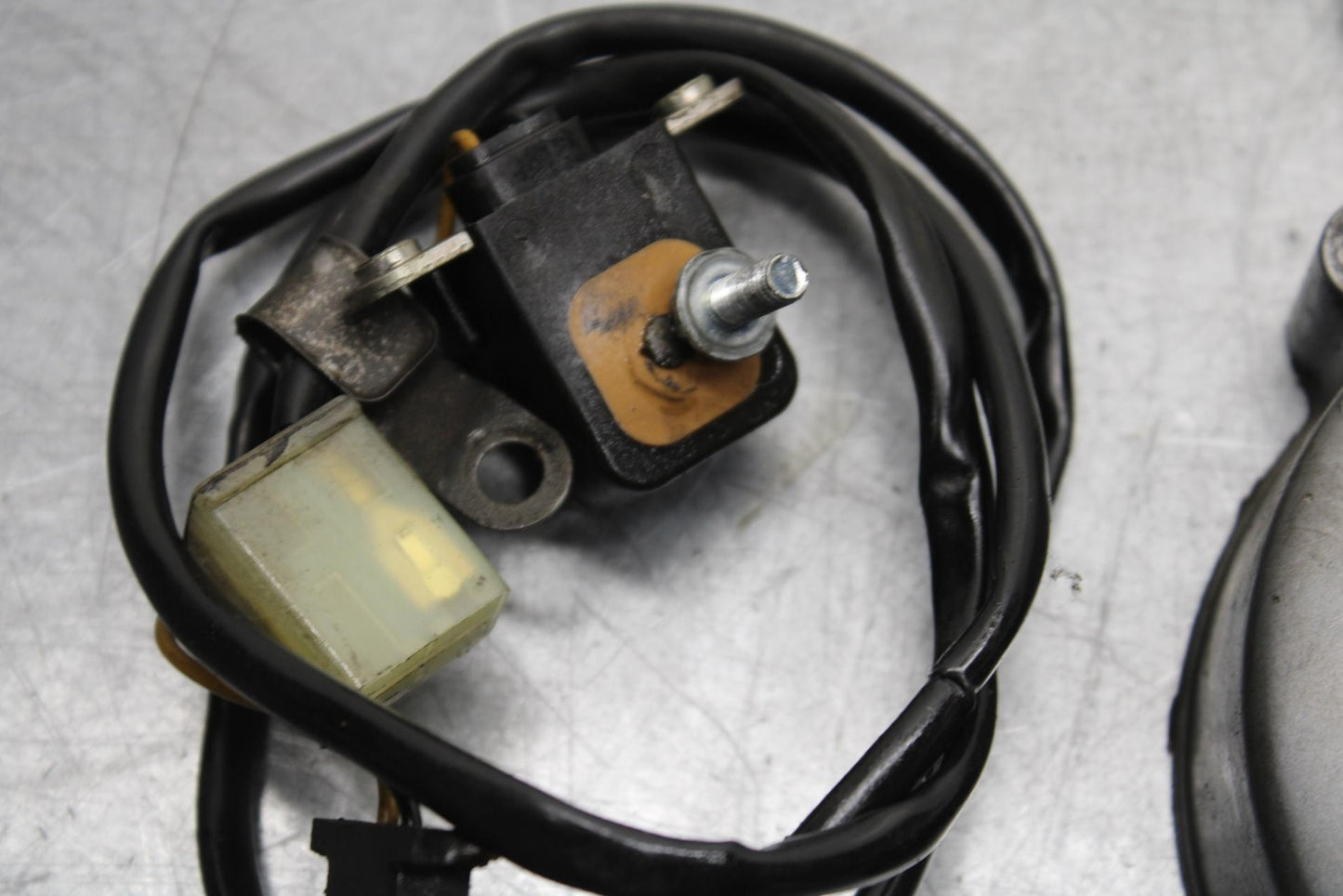 00-01 KAWASAKI ZZR600 ENGINE COVER IGNITION PICKUP BB568