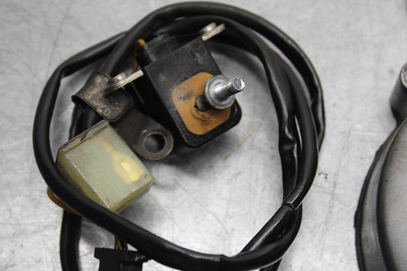 00-01 KAWASAKI ZZR600 ENGINE COVER IGNITION PICKUP BB568