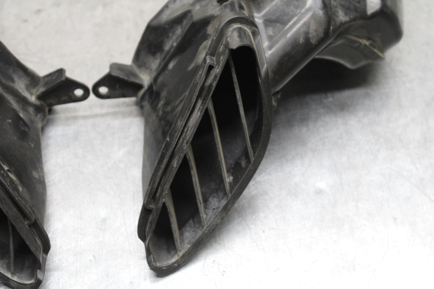 08-10 SUZUKI GSXR 600 RIGHT LEFT AIR INTAKE DUCTS BB132