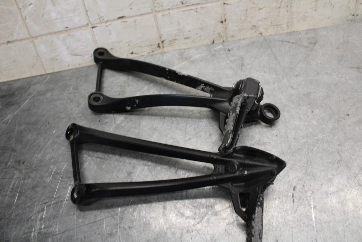 2008 Kawasaki Ninja ZX10R  REAR BACK PASSENGER PEG SET PAIR 34028-0094 BB524