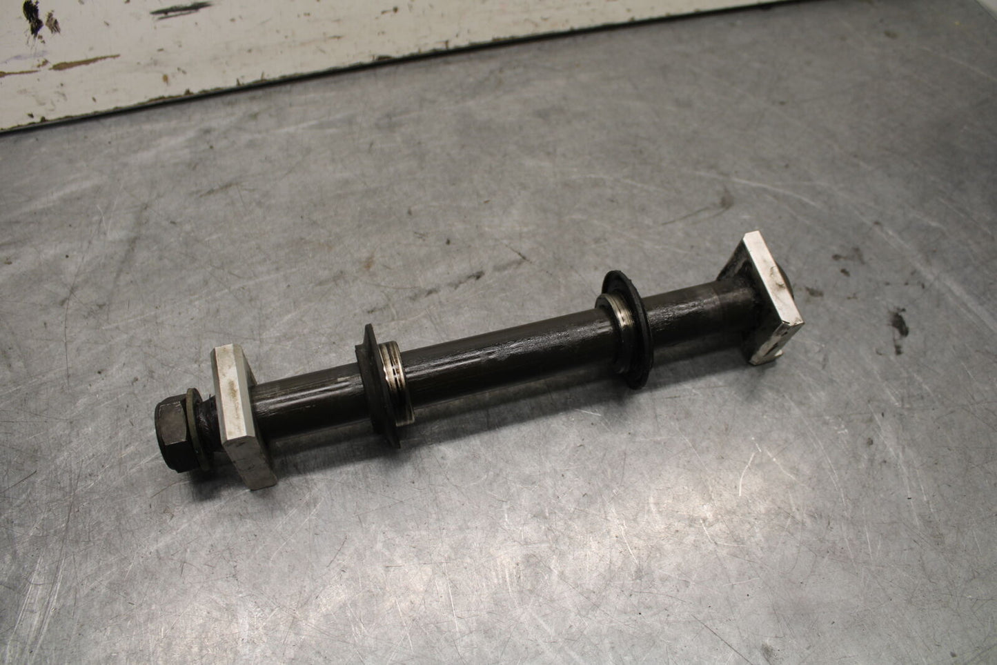 04-06 YAMAHA YZF R1 FRONT WHEEL RIM AXLE PIVOT BOLT 2C0-25181-00-00 BB659