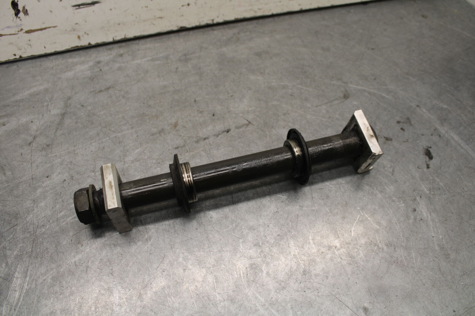 04-06 YAMAHA YZF R1 FRONT WHEEL RIM AXLE PIVOT BOLT 2C0-25181-00-00 BB659