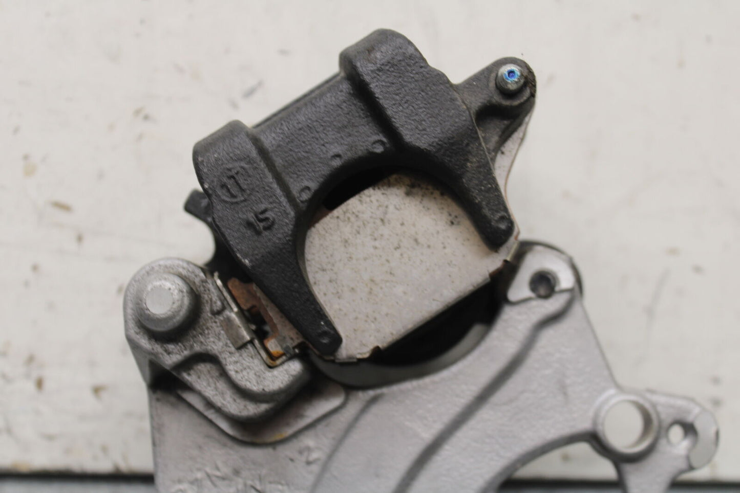 22-24 YAMAHA XSR900 REAR BACK BRAKE CALIPER W MOUNT BRACKET BB683