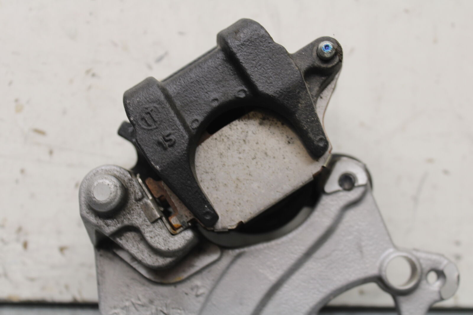 22-24 YAMAHA XSR900 REAR BACK BRAKE CALIPER W MOUNT BRACKET BB683