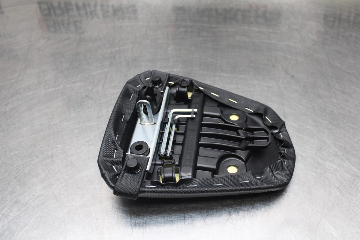 18 SUZUKI GSXR1000 REAR BACK PASSENGER TANDEM SEAT PAD SADDLE PILLION BB642