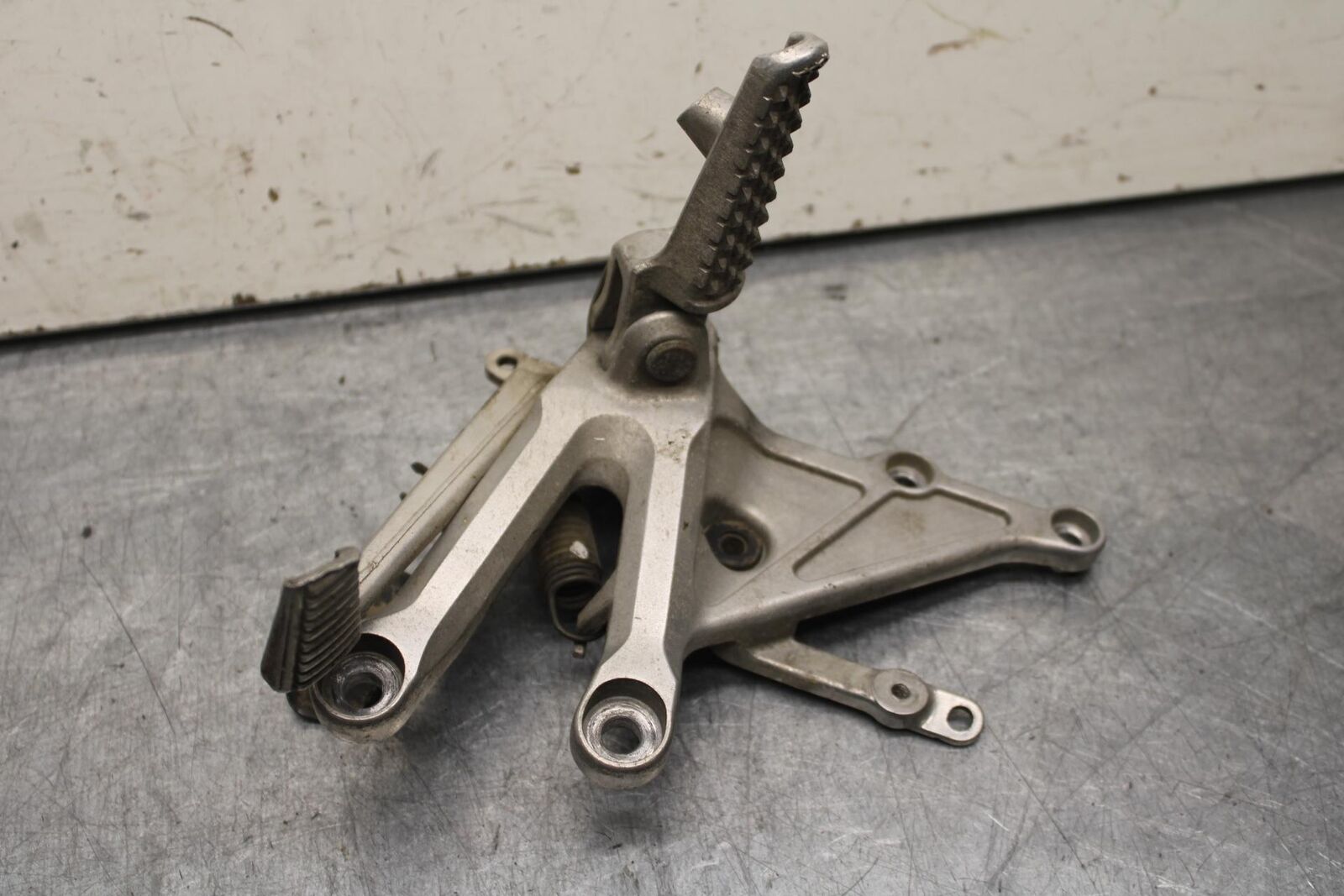 06-07 HONDA CBR1000RR RIGHT REARSET REAR SET DRIVER FOOT PEG REST STOP BB99