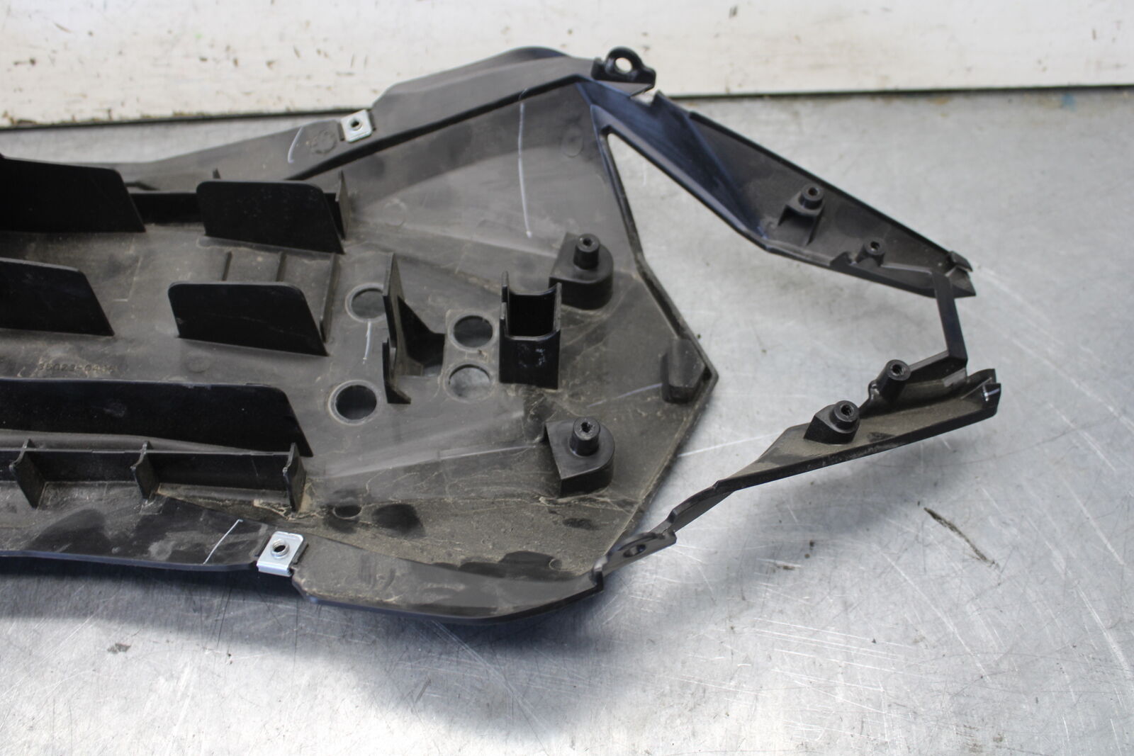 18-23 KAWASAKI NINJA 400 REAR BACK TAIL UNDERTAIL BATTERY TRAY PLASTIC BB679