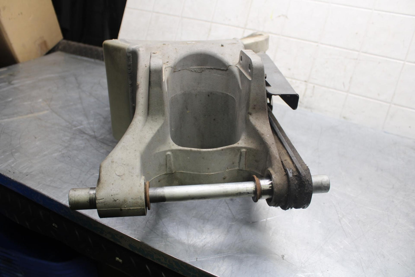 2003 Honda CBR600RR REAR SWINGARM BACK SUSPENSION SWING ARM 52200-MEE-700 BB511
