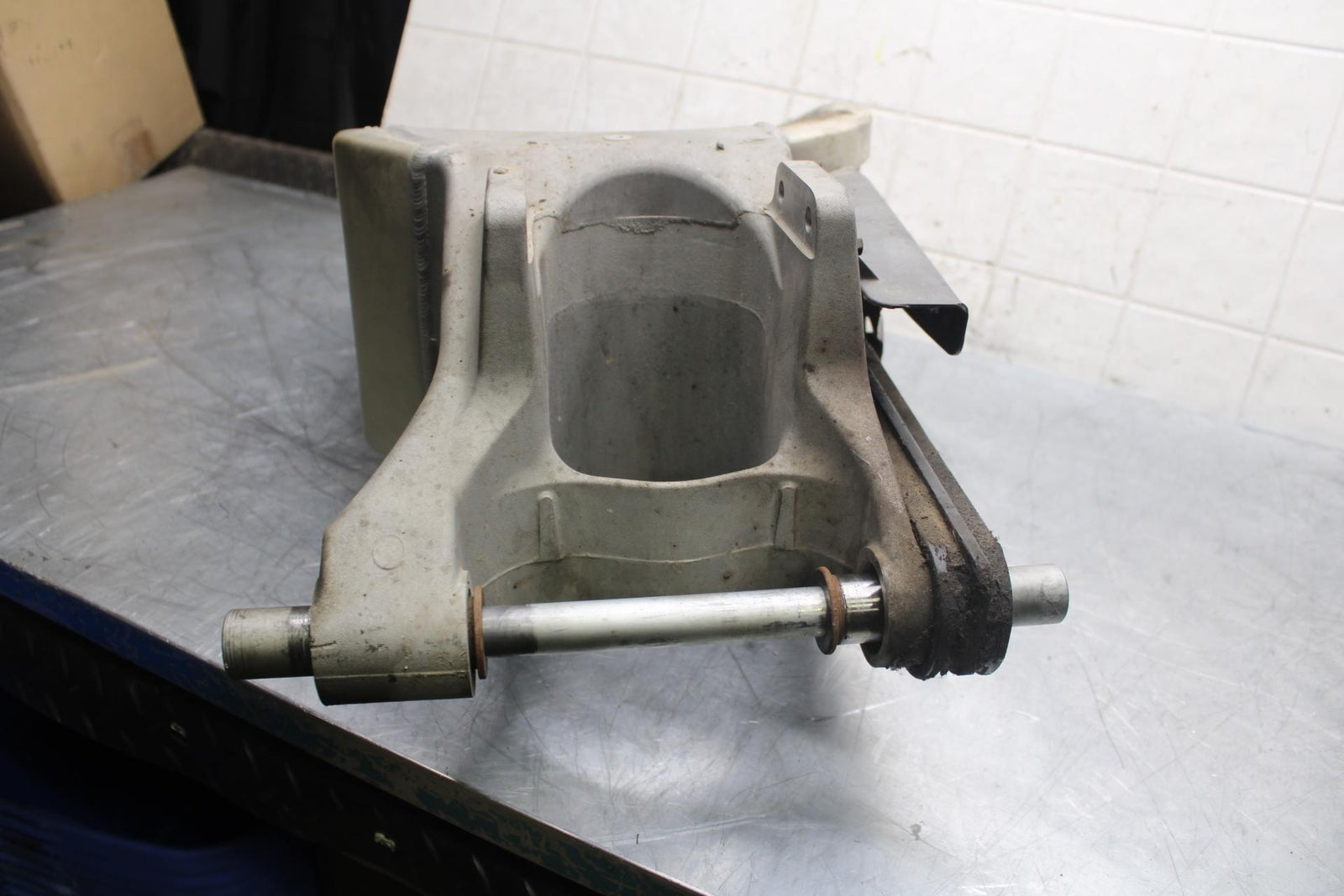 2003 Honda CBR600RR REAR SWINGARM BACK SUSPENSION SWING ARM 52200-MEE-700 BB511
