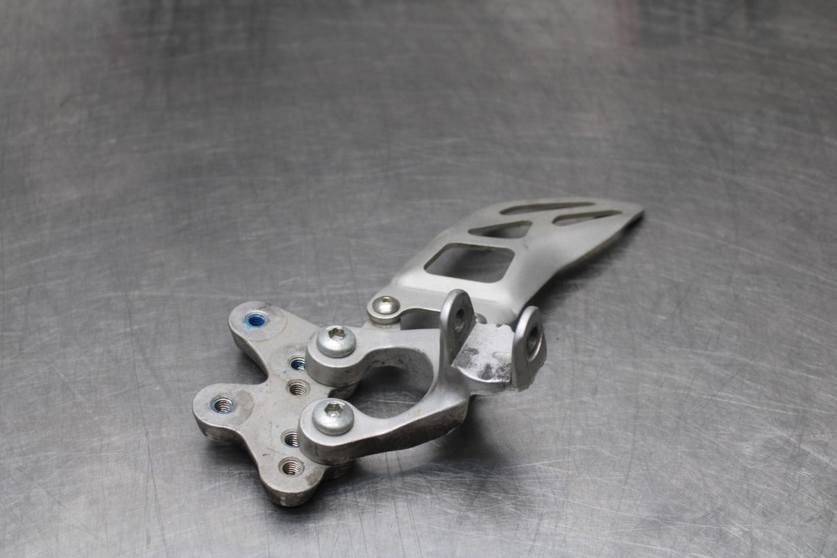 07 SUZUKI GSXR1000 LEFT REARSET REAR SET DRIVER FOOT PEG BRACKET MOUNT BB770