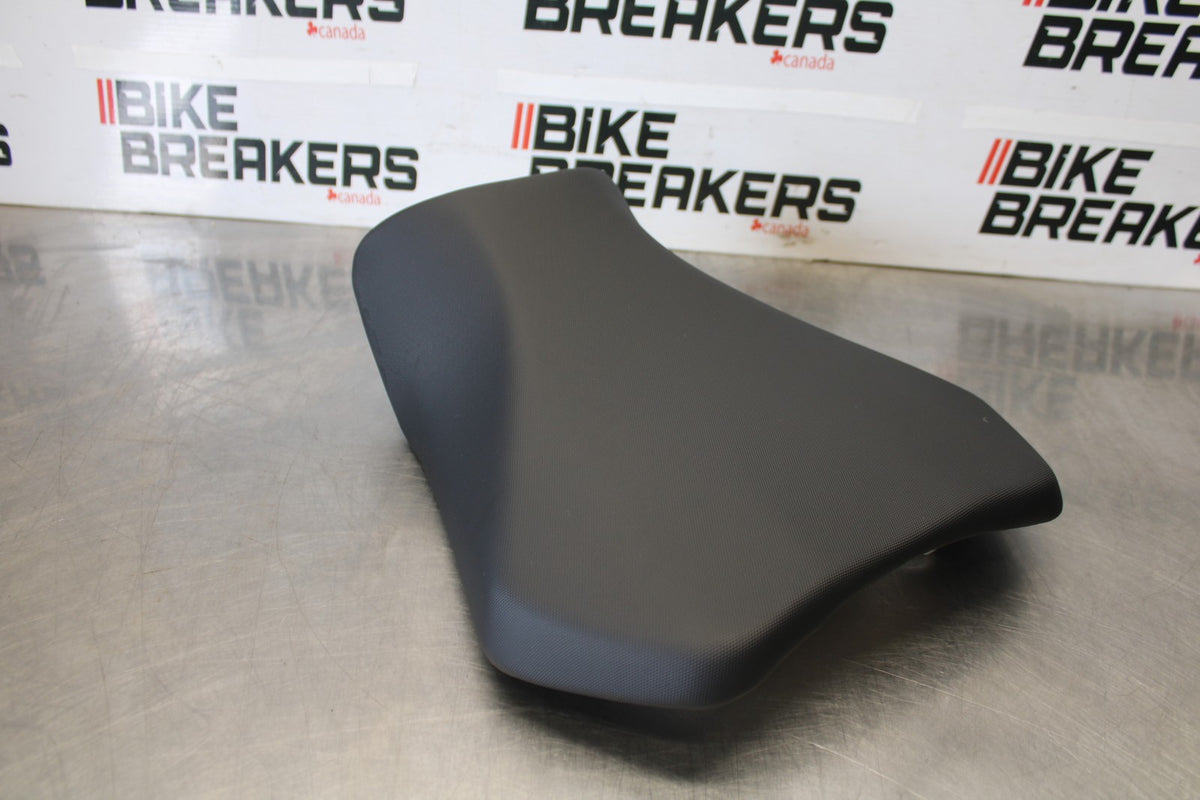 11-26 SUZUKI GSXR750 NEW TAKE OFF! FRONT DRIVERS SEAT PAD SADDLE PILLION BB882