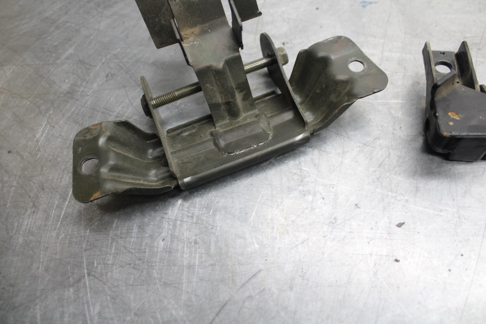 1998 Suzuki TL1000S GAS TANK FUEL CELL PETROL RESERVOIR BRACKET MOUNT BB508