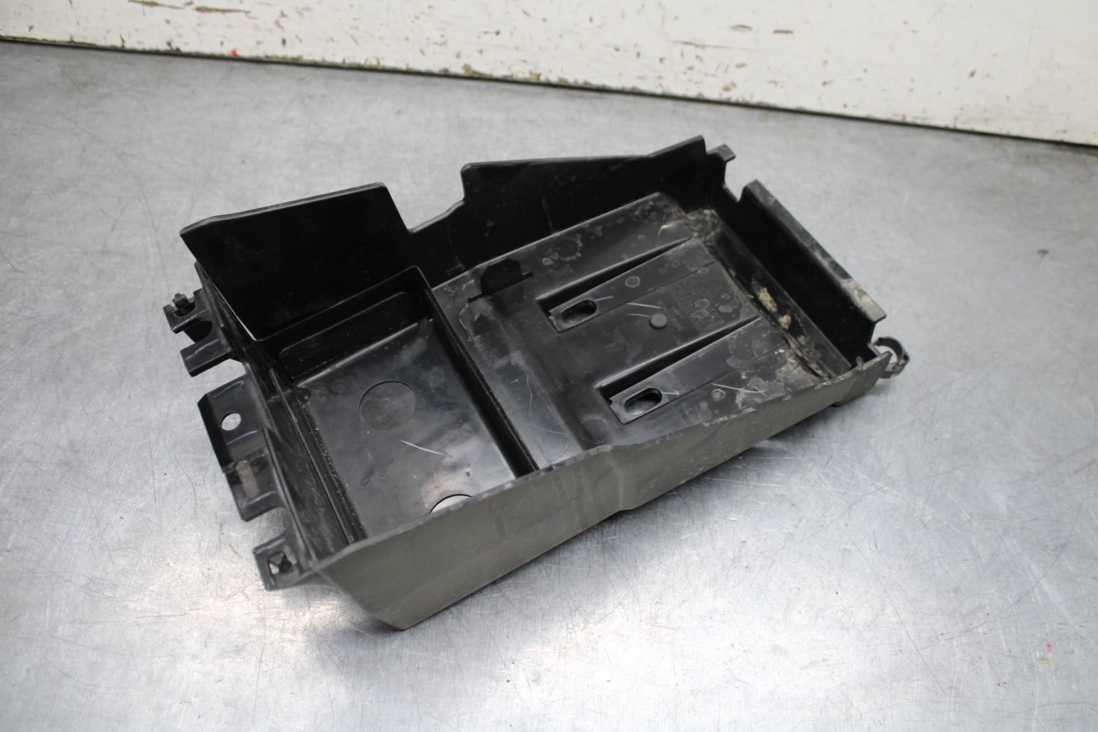 24 KAWASAKI NINJA 500 ABS REAR BACK TAIL UNDERTAIL BATTERY TRAY PLASTIC BB730