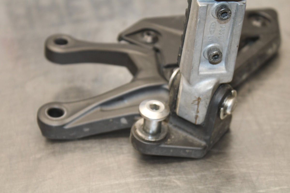 25 KAWASAKI Z900 LEFT REARSET REAR SET DRIVER FOOT PEG REST STOP BB928