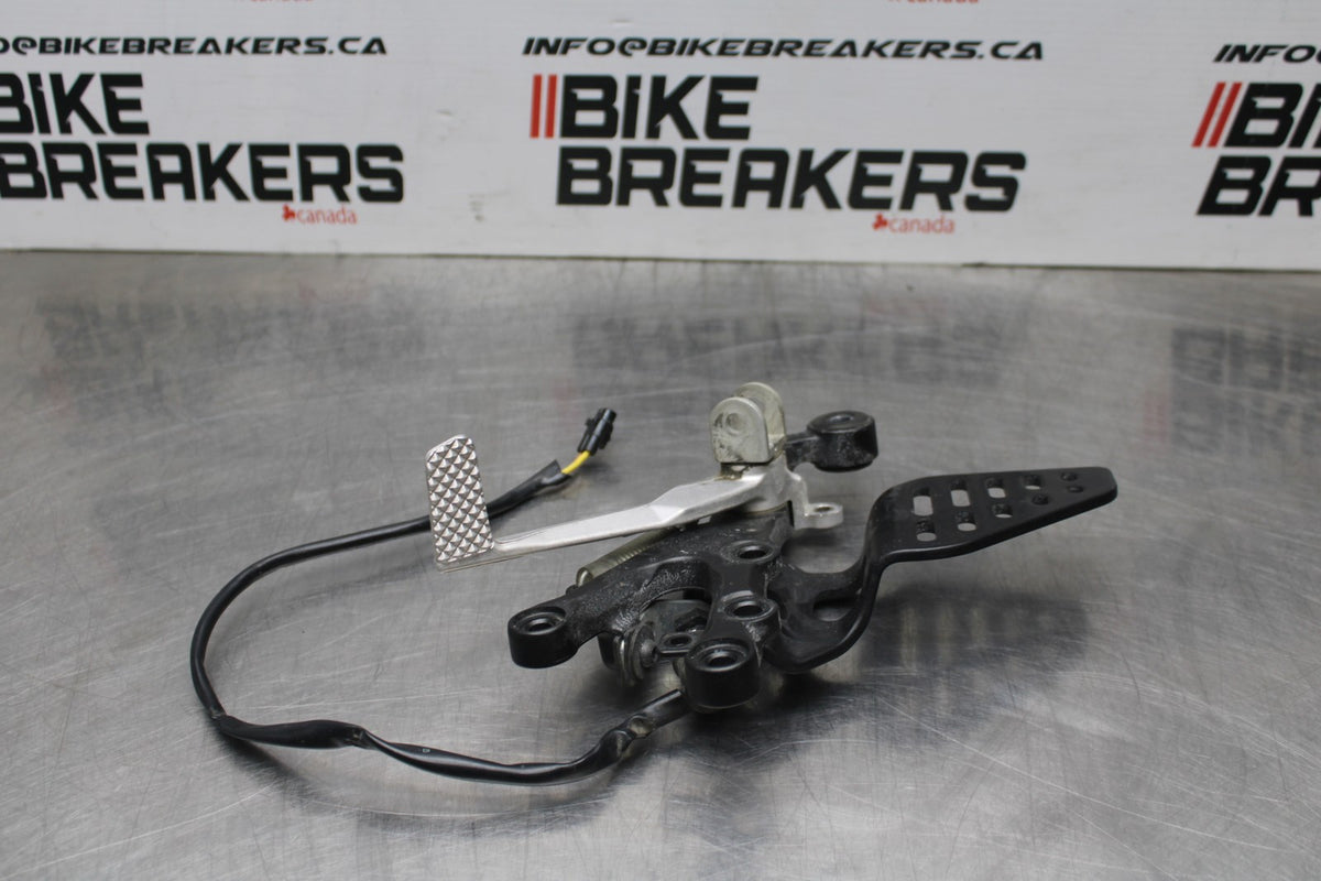08-16 YAMAHA YZF R6 RIGHT REARSET REAR SET DRIVER FOOT PEG BRACKET MOUNT BB856
