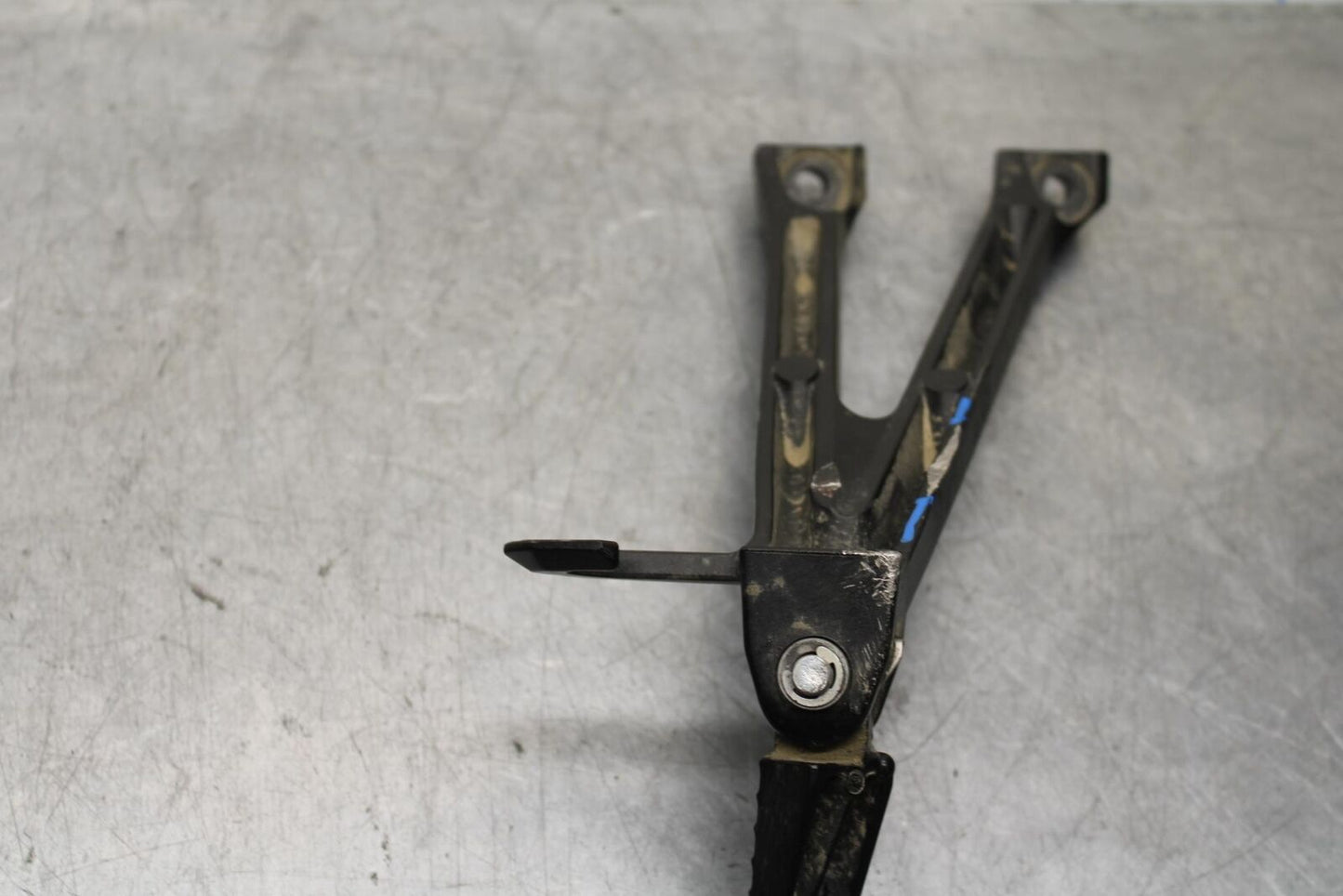 11-23 SUZUKI GSXR 600 LEFT REAR BACK PASSENGER PEG BB582