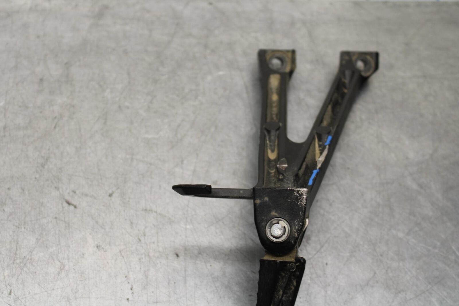 11-23 SUZUKI GSXR 600 LEFT REAR BACK PASSENGER PEG BB582