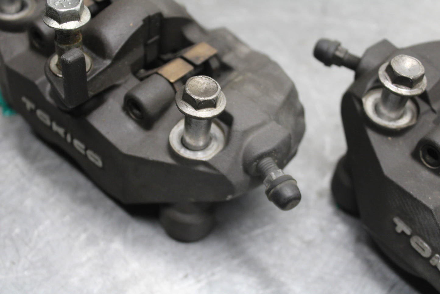 06-07 SUZUKI GSXR750 RIGHT LEFT FRONT BRAKE CALIPER SET PAIR CALIPERS BB670